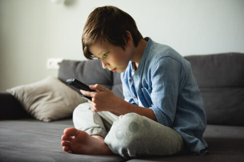 15-årsgrænse for børn og unges adgang til visse sociale medier og digitale tjenester.