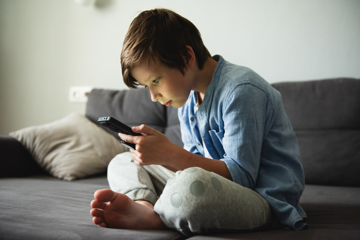 15-årsgrænse for børn og unges adgang til visse sociale medier og digitale tjenester.